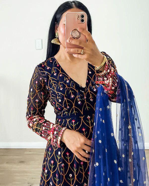 धागे और सीक्वेंस वर्क से सजा हुआ पार्टी वेयर टॉप और बॉटम, दुपट्टे के साथ।