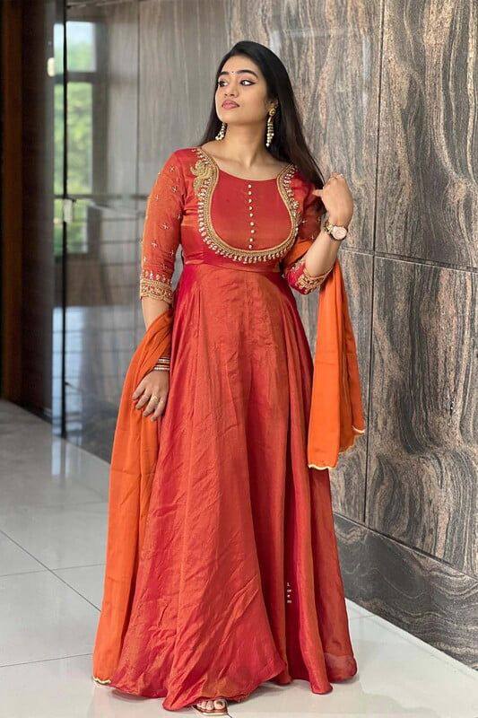 धागे और सीक्वेंस वर्क से सजा पार्टी वेयर गाउन और दुपट्टा