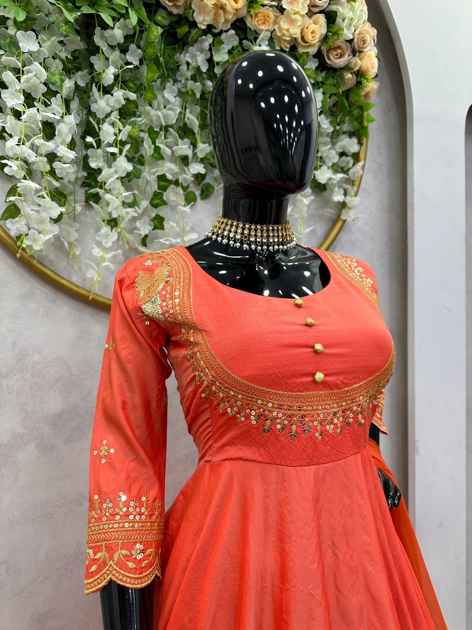 धागे और सीक्वेंस वर्क से सजा पार्टी वेयर गाउन और दुपट्टा