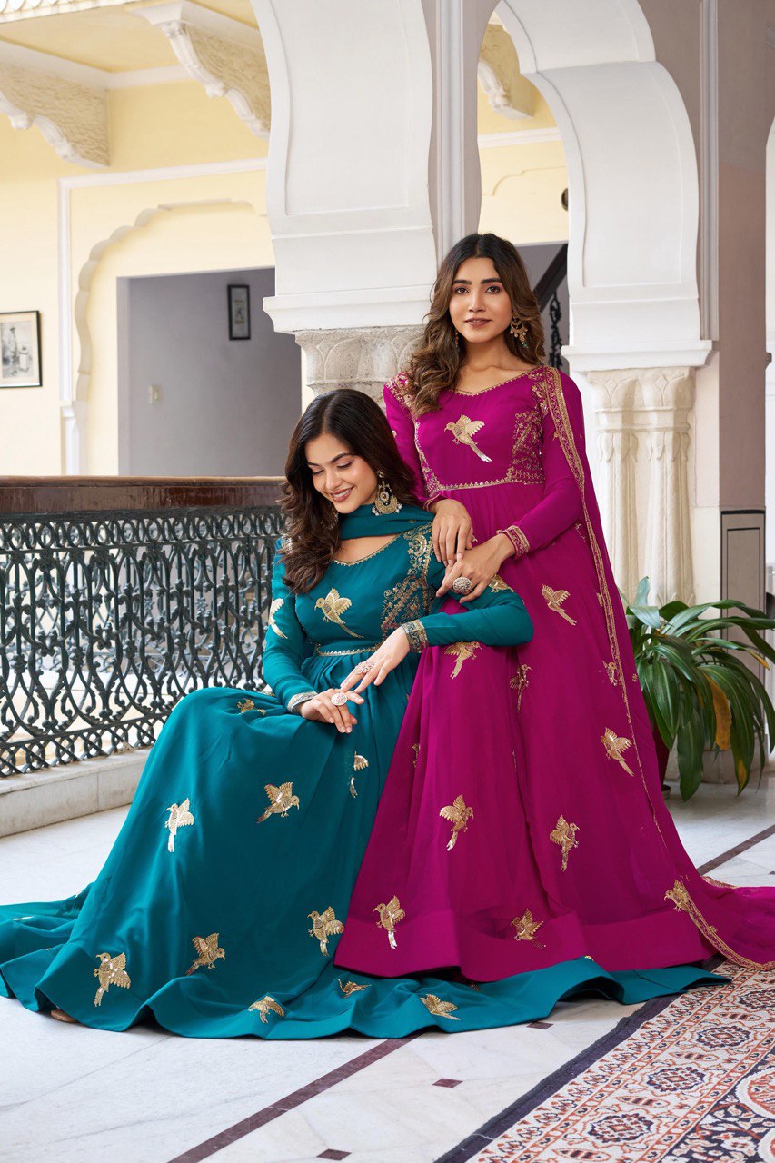 धागे और सीक्वेंस वर्क से सजा पार्टी वेयर लुक गाउन