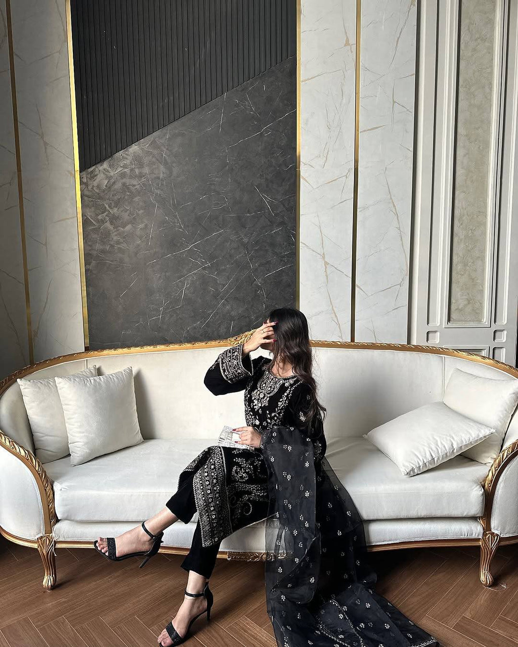 ज़री और सीक्वेंस की कढ़ाई वाला पार्टी सूट सेट