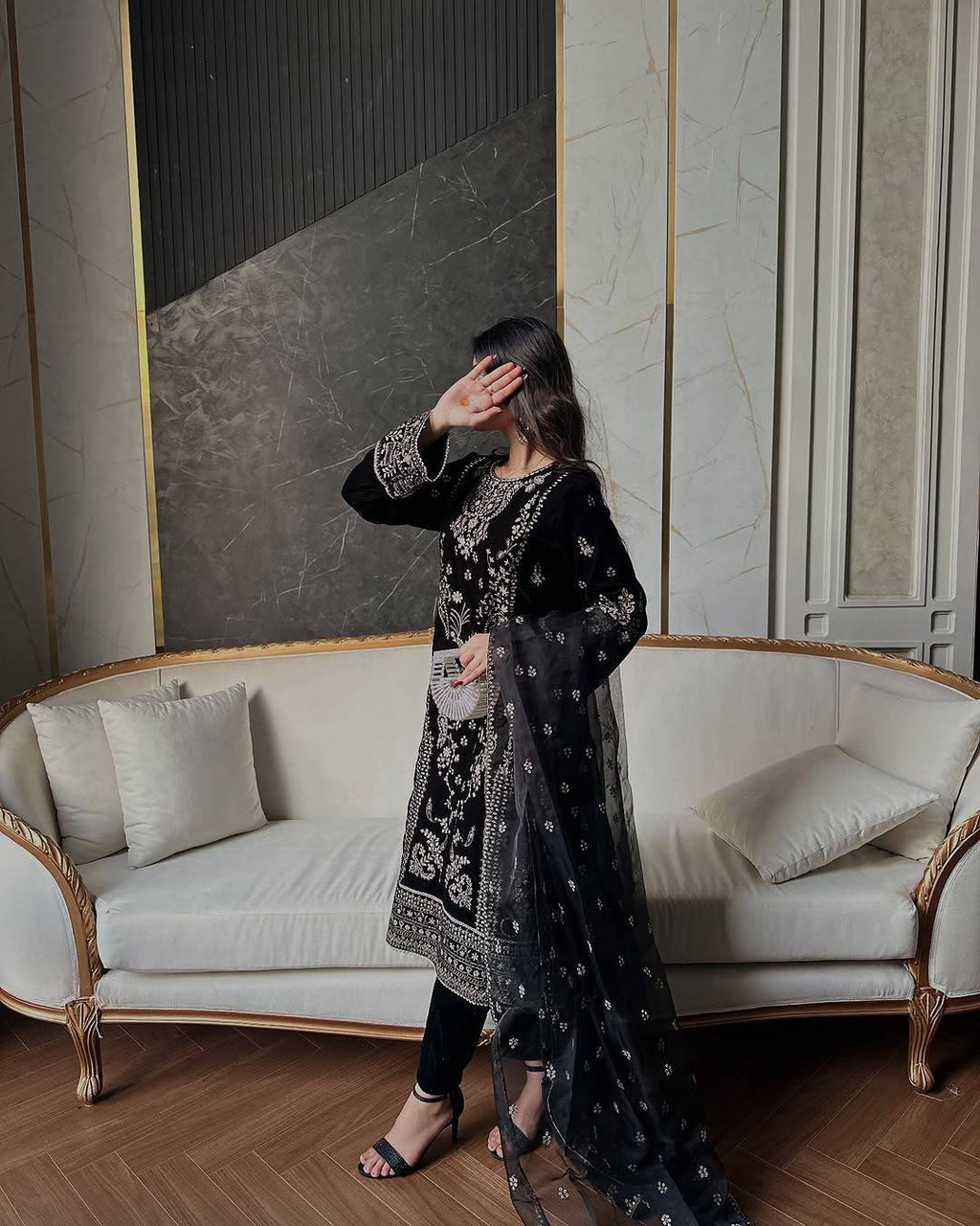 ज़री और सीक्वेंस की कढ़ाई वाला पार्टी सूट सेट