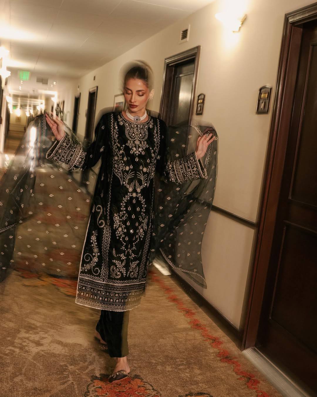 ज़री और सीक्वेंस की कढ़ाई वाला पार्टी सूट सेट