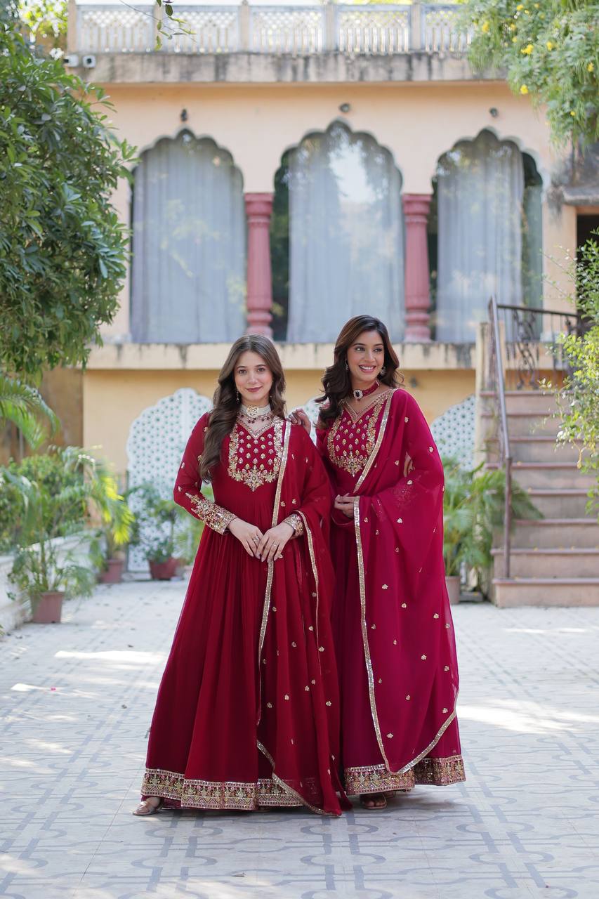 पार्टी वेयर लुक गाउन और दुपट्टा, सीक्वेंस कढ़ाई के काम के साथ