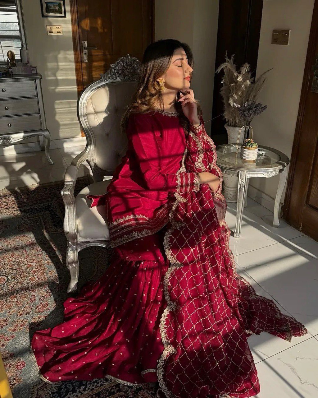 पार्टी वेयर लुक: टॉप-बॉटम और दुपट्टा, सीक्वेंस के धागे से सजा हुआ।