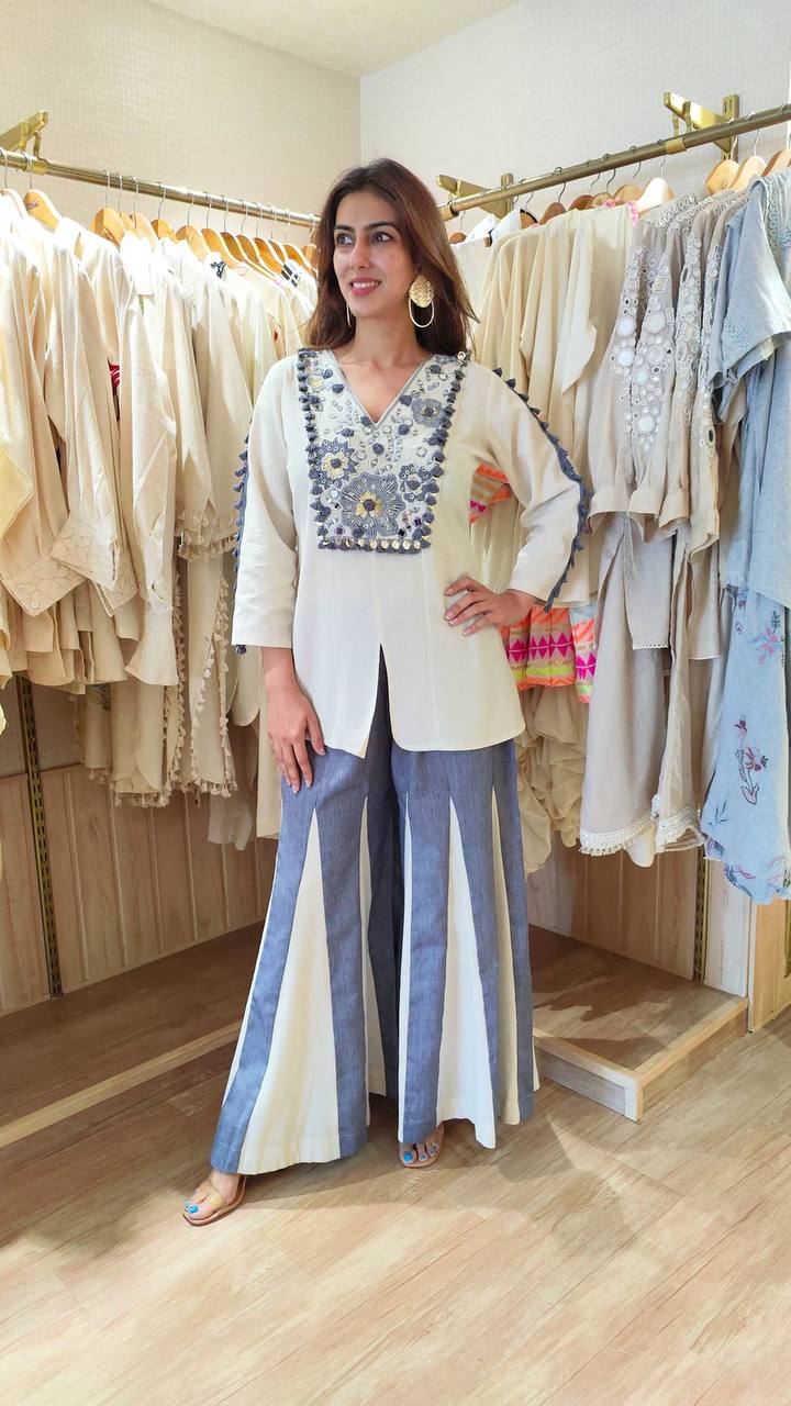 पार्टी वेयर लुक वाला टॉप और बॉटम, जिसमें असली शीशे और कढ़ाई का काम किया गया है।