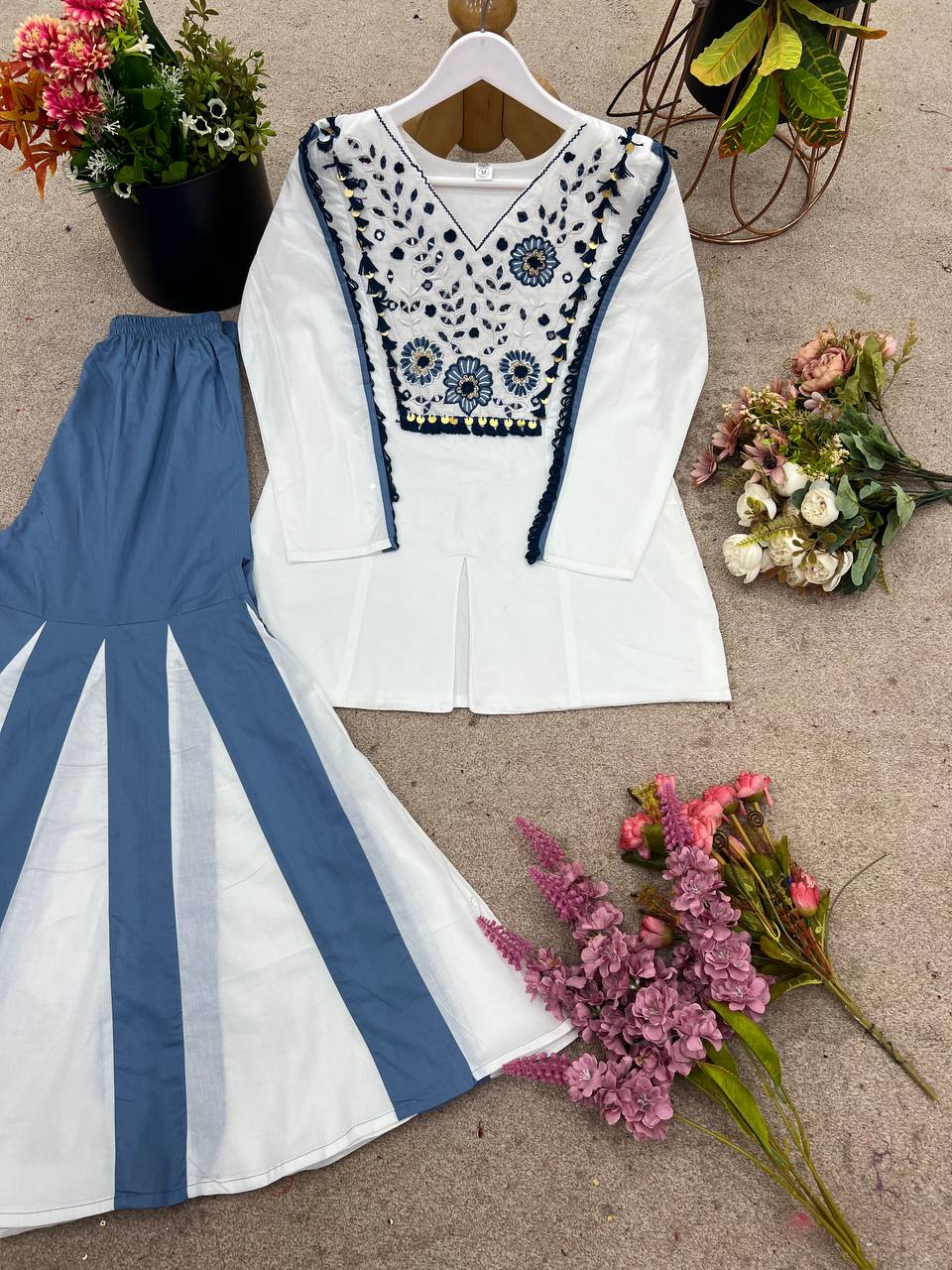 पार्टी वेयर लुक वाला टॉप और बॉटम, जिसमें असली शीशे और कढ़ाई का काम किया गया है।