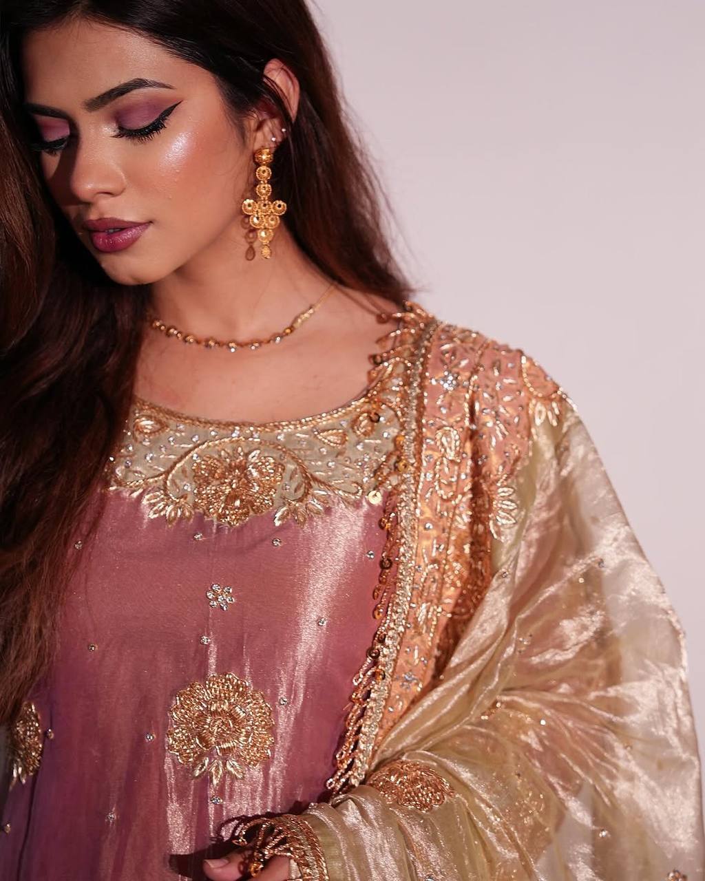 खूबसूरत पार्टी वेयर गाउन, पैंटी और दुपट्टा, कढ़ाई और सीक्वेंस वर्क से सजा हुआ।