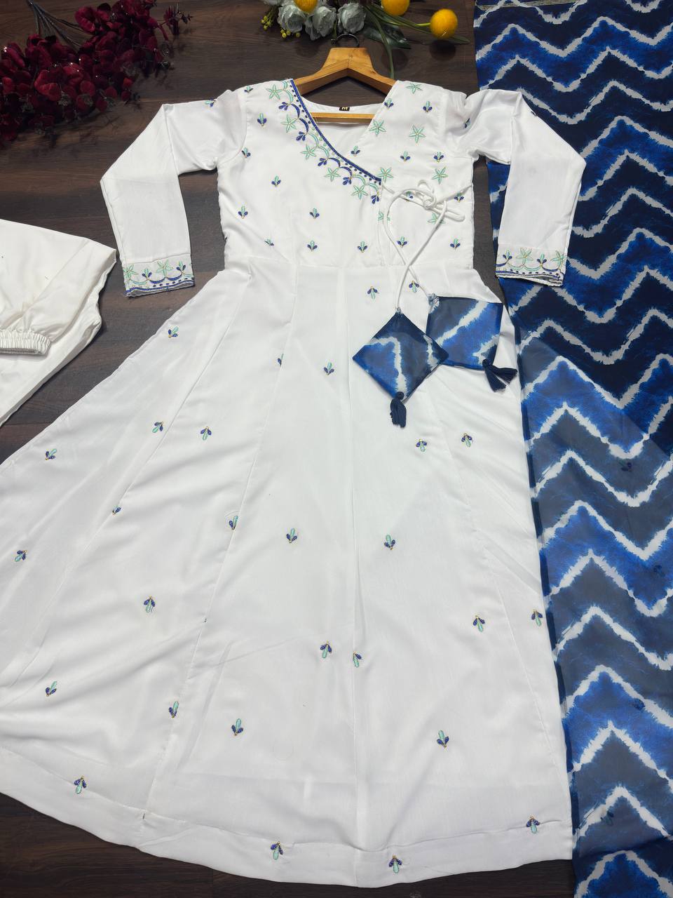 धागे की कढ़ाई वाला खूबसूरत पार्टी वेयर अनारकली सूट