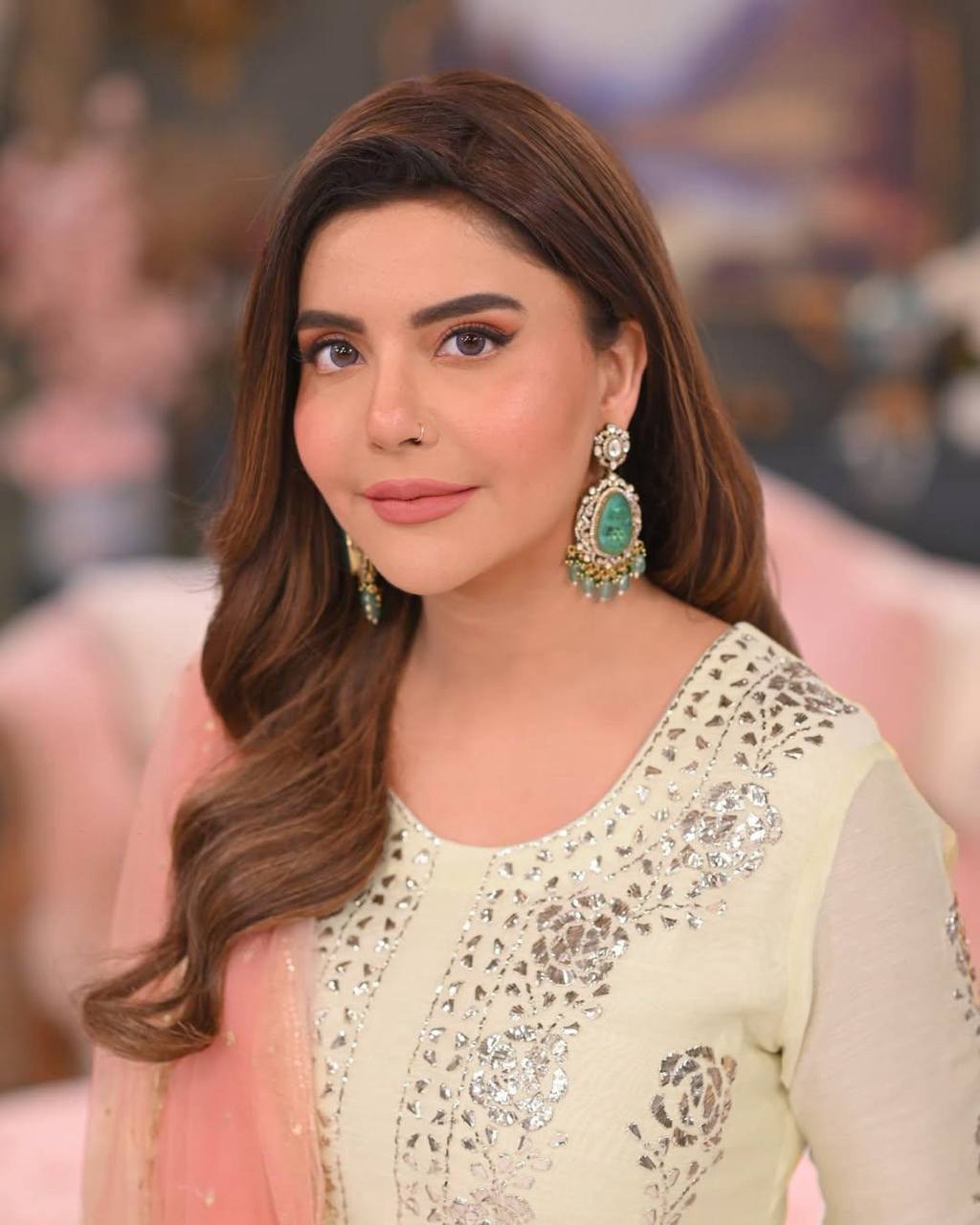 ज़री और सीक्वेंस की कढ़ाई वाला पार्टी सूट सेट