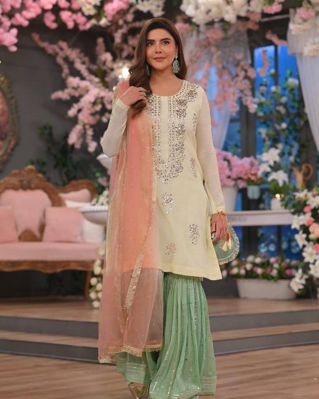 ज़री और सीक्वेंस की कढ़ाई वाला पार्टी सूट सेट