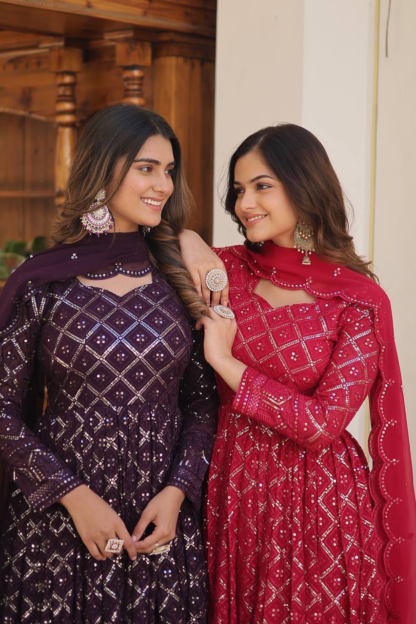 सीक्विन कढ़ाई वाले डिज़ाइनर गाउन और दुपट्टे