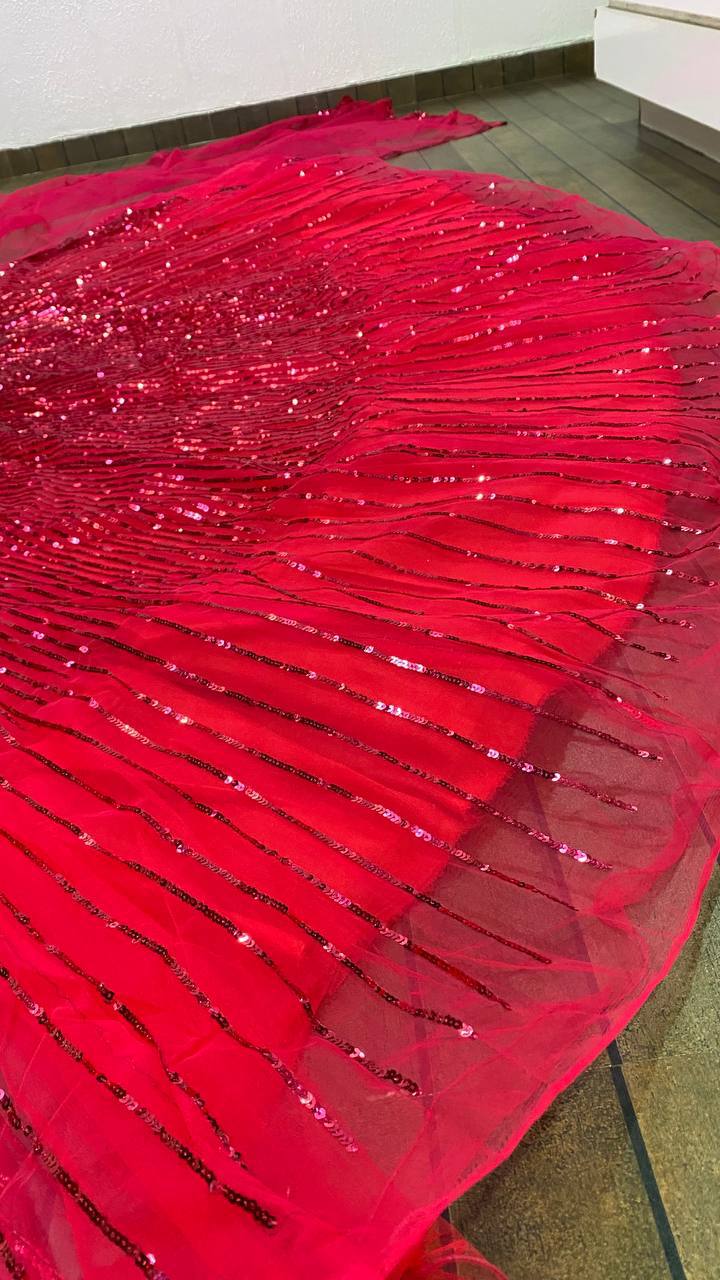 सीक्वेंस वर्क वाला डिज़ाइनर पार्टी वेयर लहंगा चोली