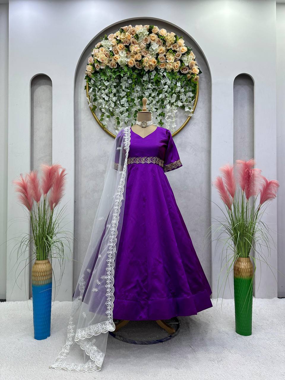 पार्टी वेयर लुक के लिए धागे की कढ़ाई वाला गाउन और दुपट्टा।