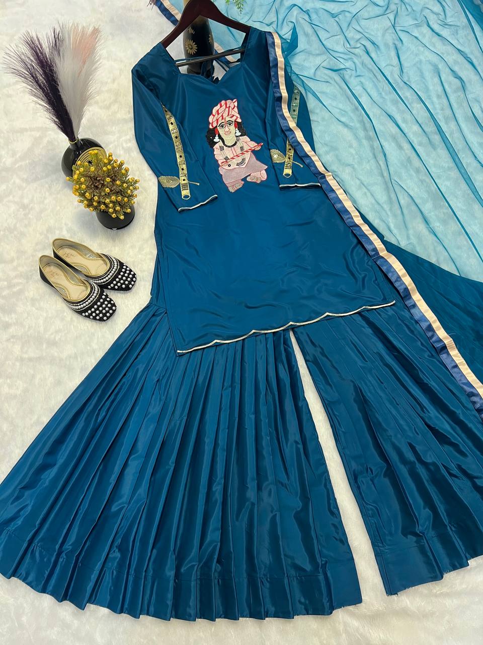 सुंदर पार्टी सूट सेट, आकर्षक बॉर्डर के साथ, कम मेहनत वाला।