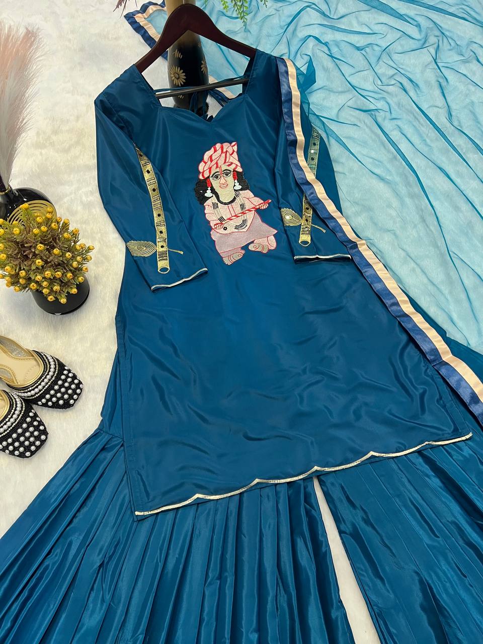 सुंदर पार्टी सूट सेट, आकर्षक बॉर्डर के साथ, कम मेहनत वाला।