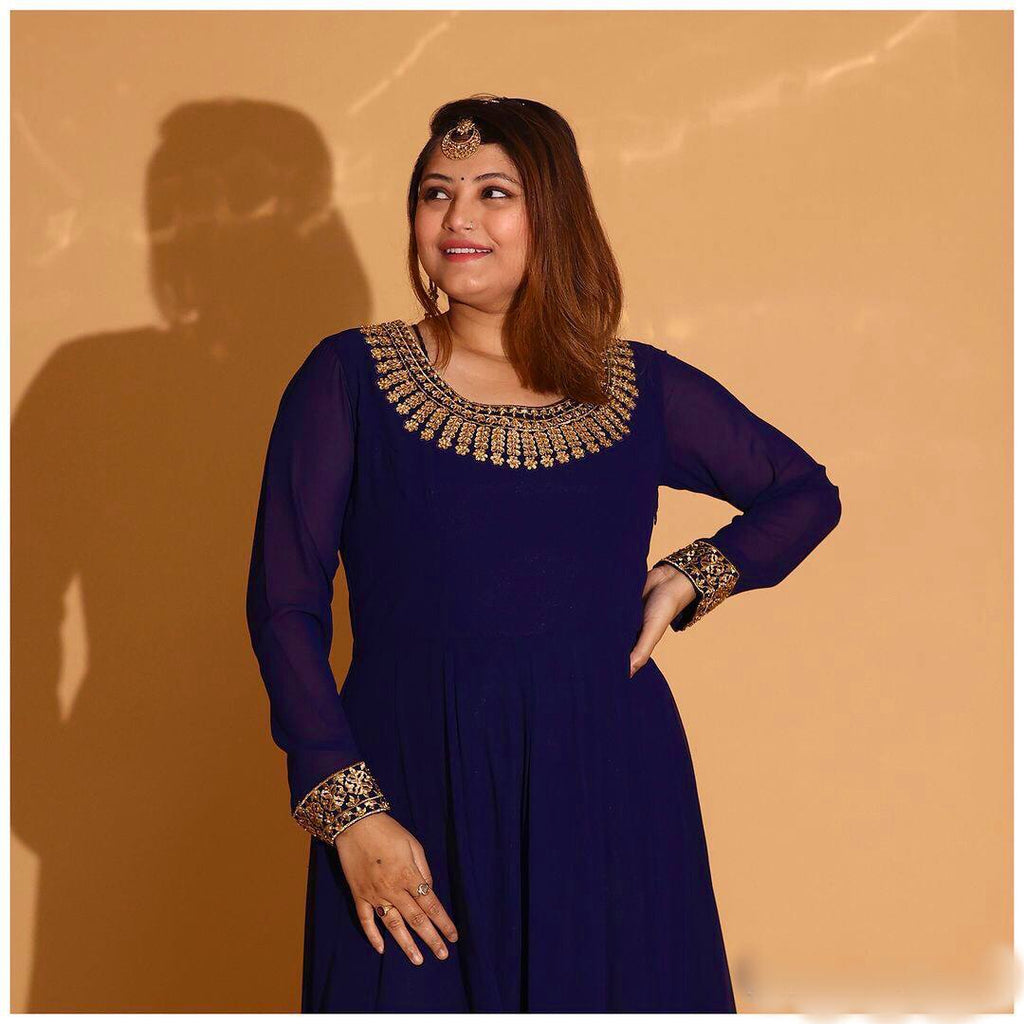 कढ़ाई और सीक्वेंस वर्क वाली लेस बॉर्डर से सजा खूबसूरत गाउन और दुपट्टा।