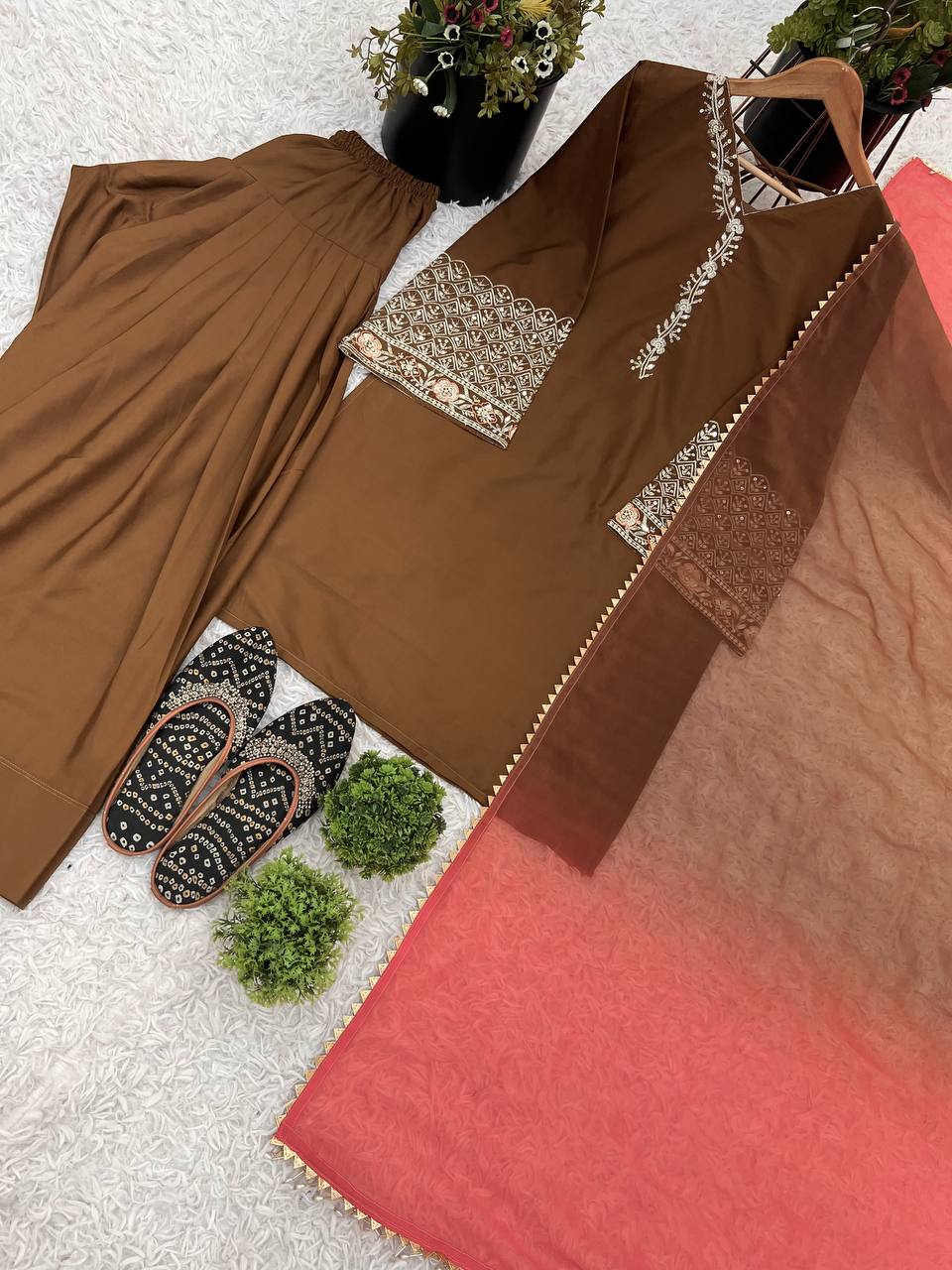 टॉप-बॉटम और दुपट्टे पर कढ़ाई का काम किया गया है।