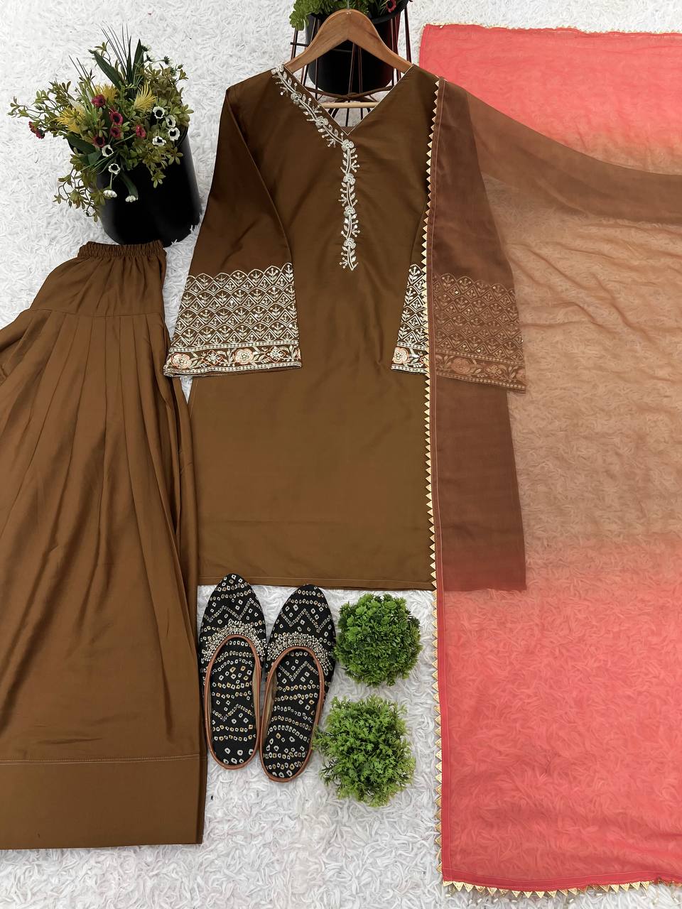 टॉप-बॉटम और दुपट्टे पर कढ़ाई का काम किया गया है।