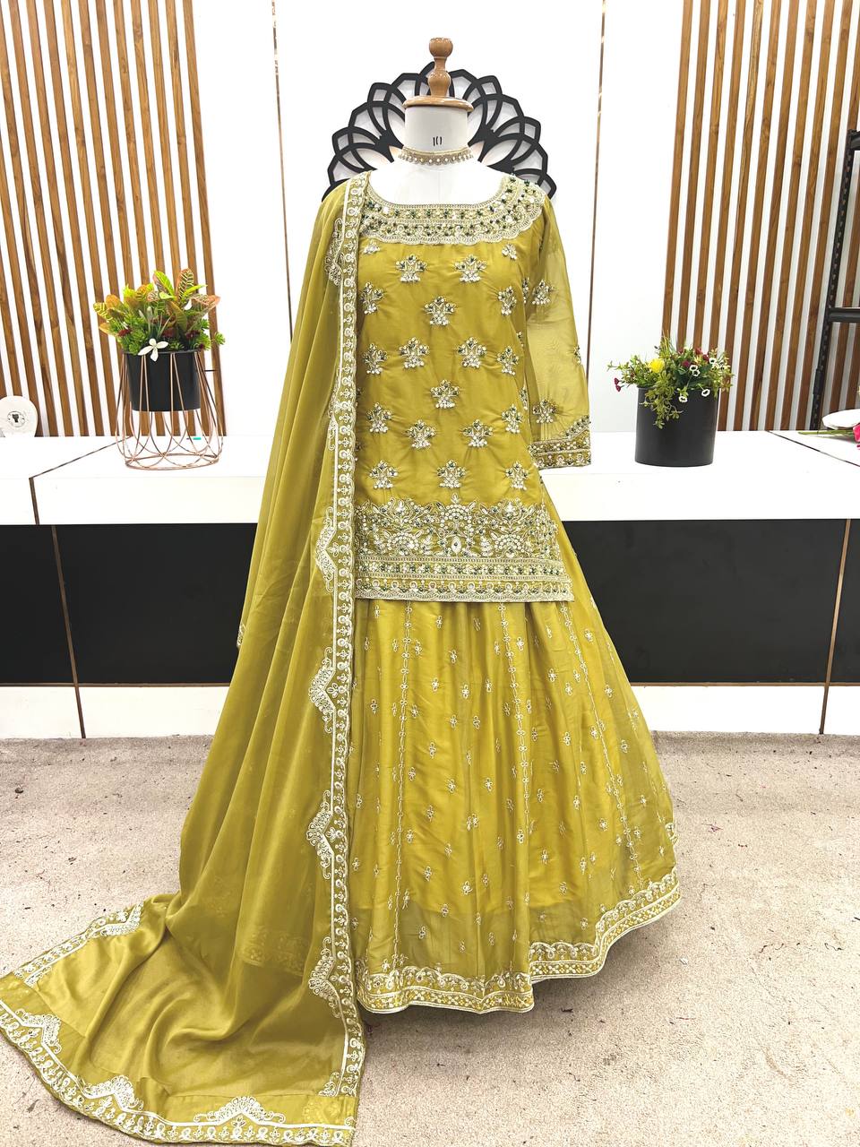 पार्टी वेयर टॉप, बॉटम और दुपट्टा, कढ़ाई और सीक्वेंस वर्क के साथ