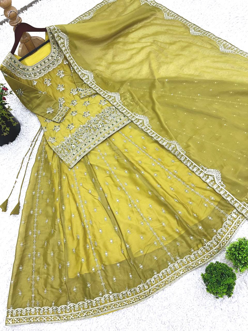 पार्टी वेयर टॉप, बॉटम और दुपट्टा, कढ़ाई और सीक्वेंस वर्क के साथ