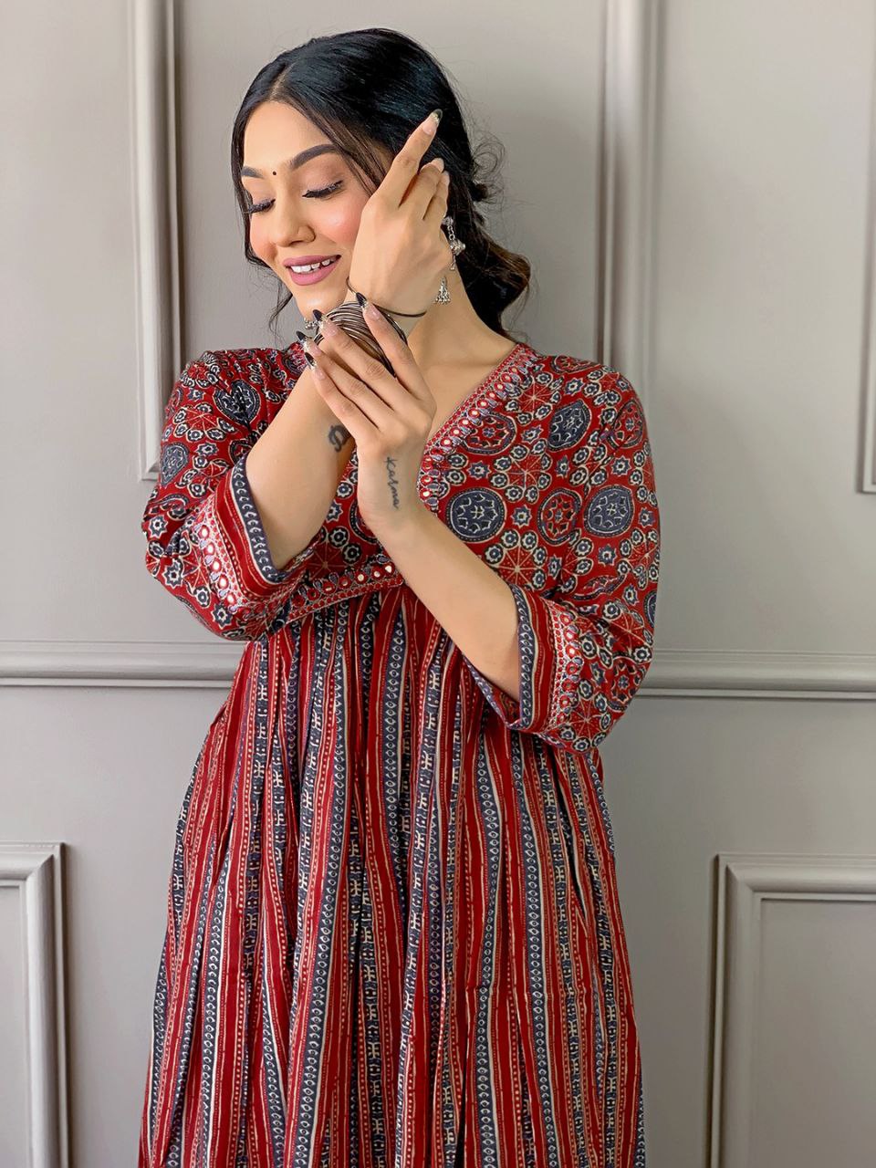 पार्टी वेयर लुक: प्रिंट और कढ़ाई वर्क वाला टॉप-बॉटम और दुपट्टा