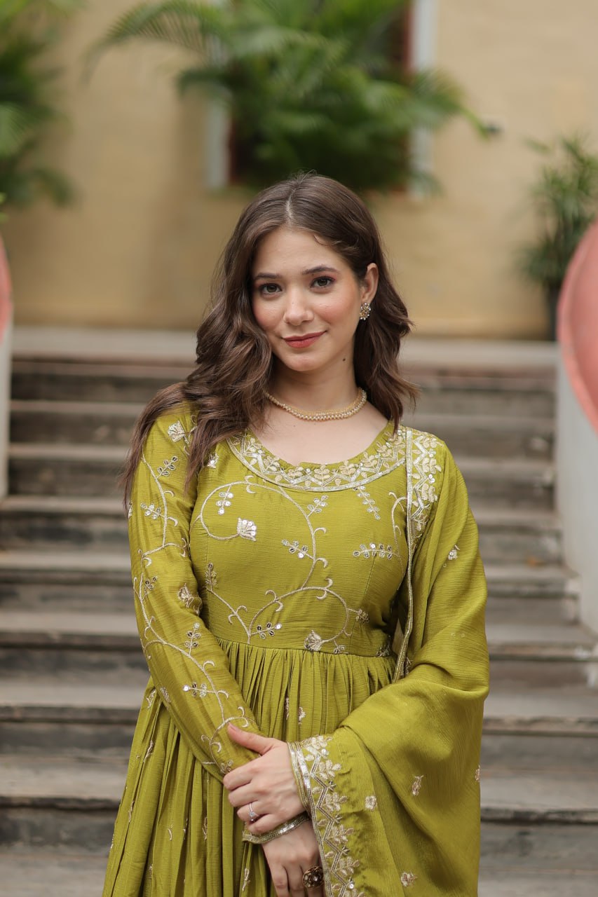 पार्टी वेयर लुक: सीक्वेंस एम्ब्रॉयडरी वर्क वाला टॉप-बॉटम और दुपट्टा