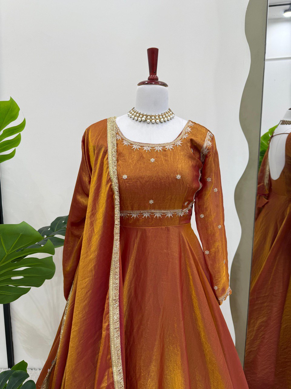 थ्रेड और सीक्वेंस वर्क से सजा पार्टी वेयर लुक गाउन