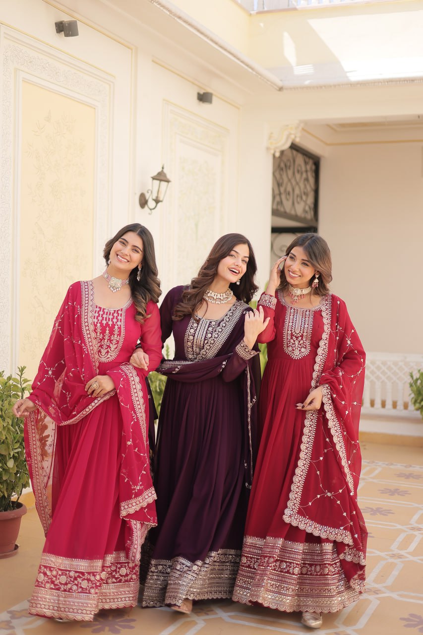 पार्टी वियर लुक वाला गाउन, जिस पर रिच सीक्वेंस एम्ब्रॉयडरी का काम किया गया है।