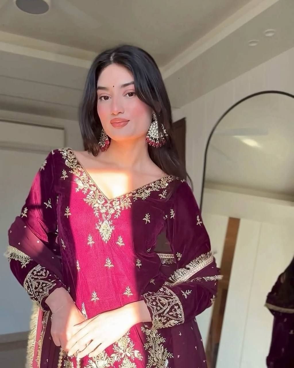 पार्टी वेयर लुक: टॉप-बॉटम और दुपट्टा, सीक्वेंस वर्क वाली थ्रेडिंग के साथ