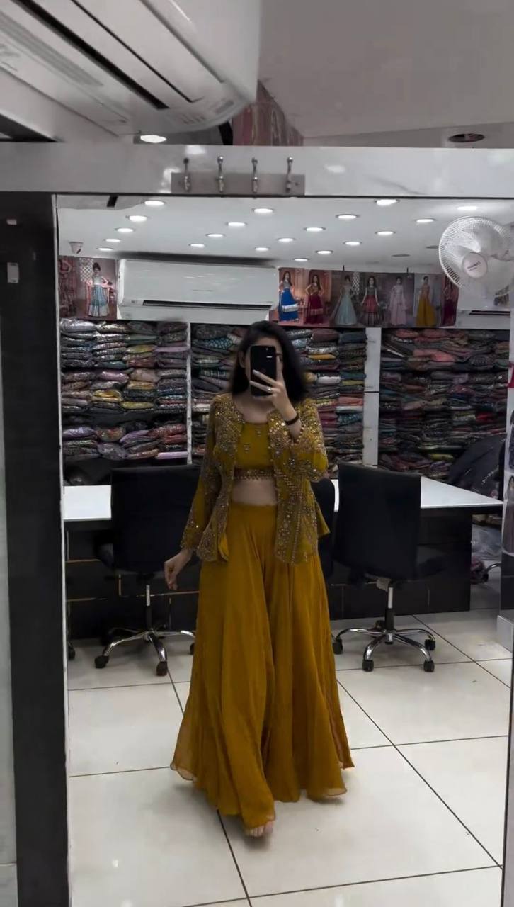 पार्टी वेयर लुक के लिए डिजाइनर टॉप, प्लाज़ो और खूबसूरत दुपट्टा।