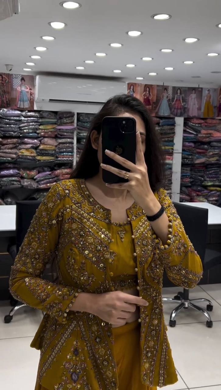 पार्टी वेयर लुक के लिए डिजाइनर टॉप, प्लाज़ो और खूबसूरत दुपट्टा।