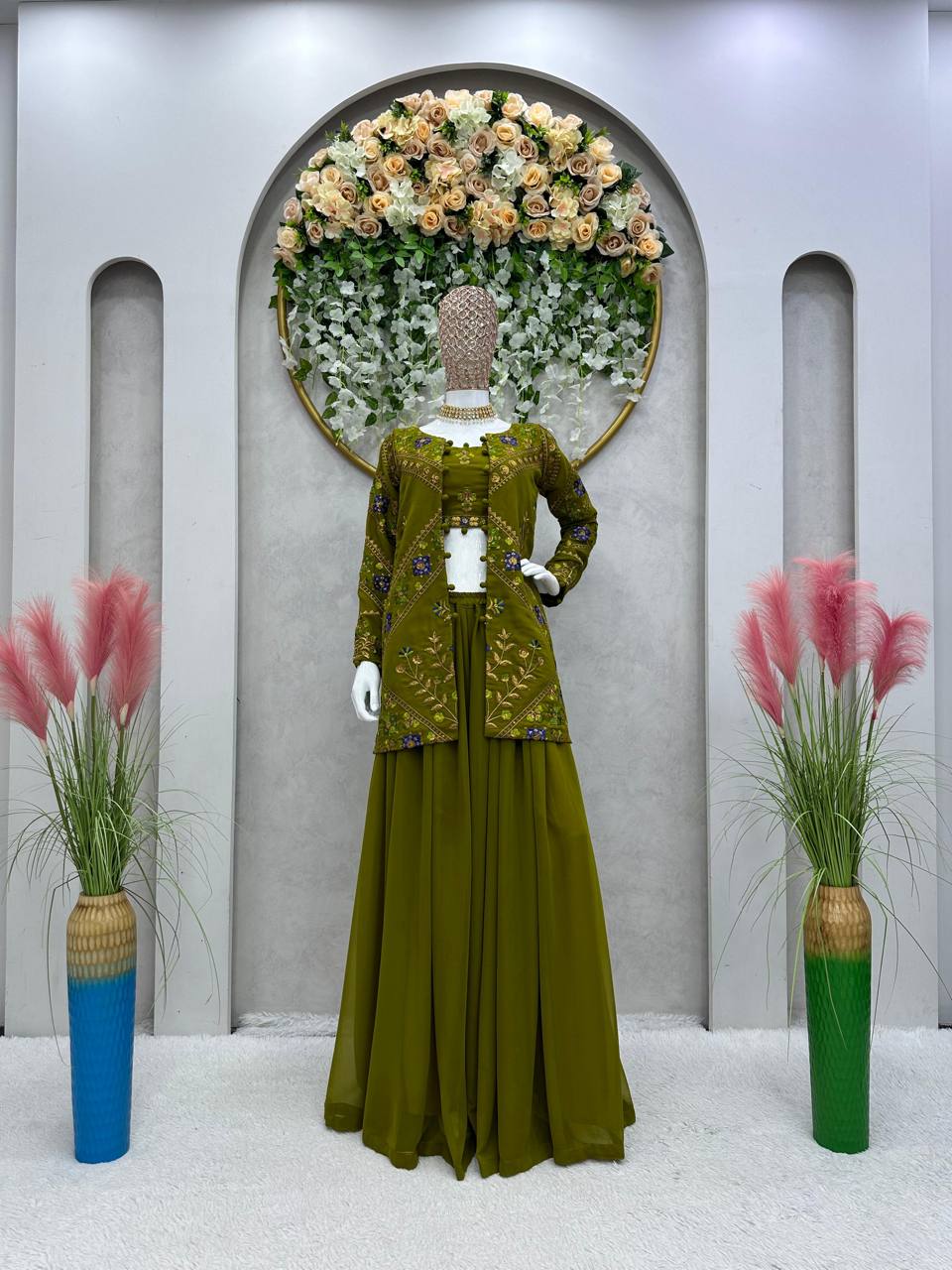 पार्टी वेयर लुक के लिए डिजाइनर टॉप, प्लाज़ो और खूबसूरत दुपट्टा।