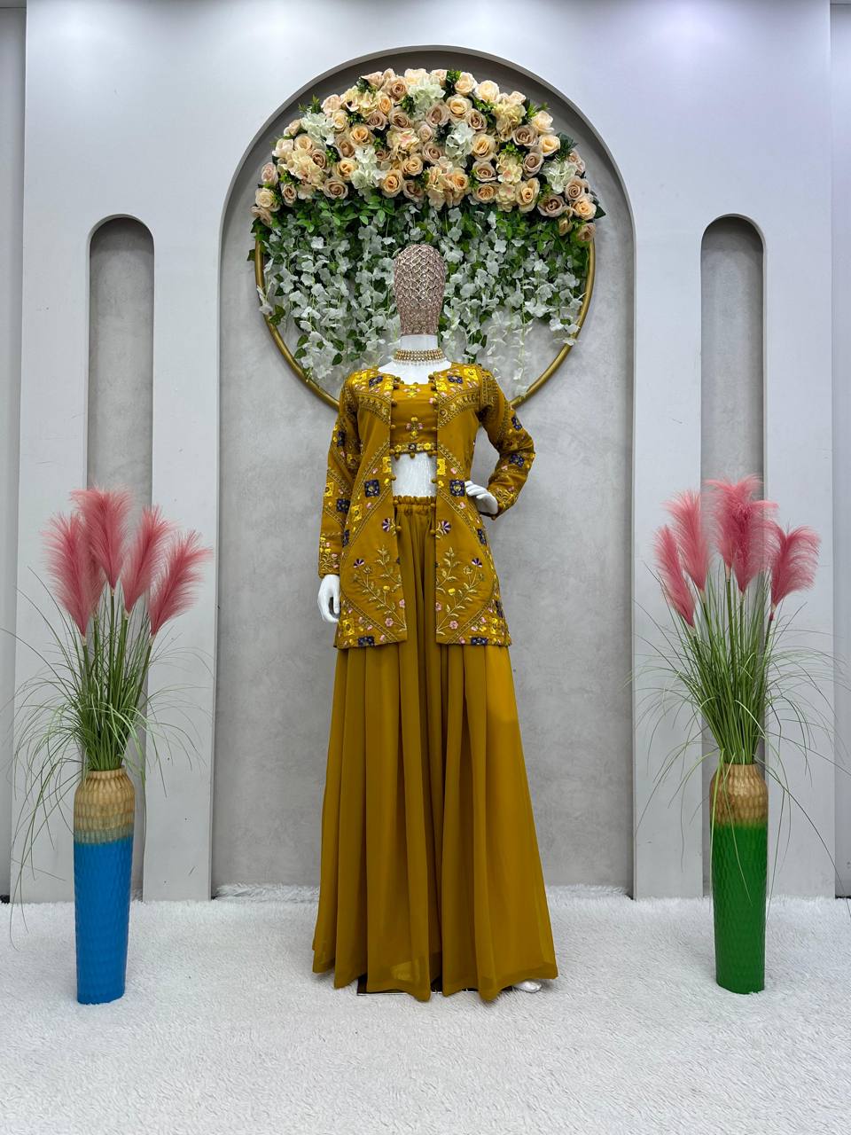 पार्टी वेयर लुक के लिए डिजाइनर टॉप, प्लाज़ो और खूबसूरत दुपट्टा।