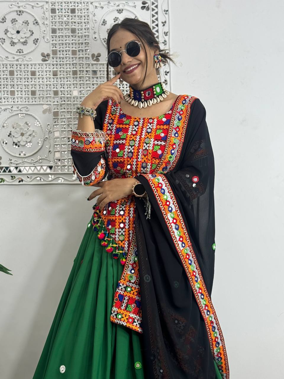 असली दर्पण की हस्तकला से सजी खूबसूरत लहंगा चोली