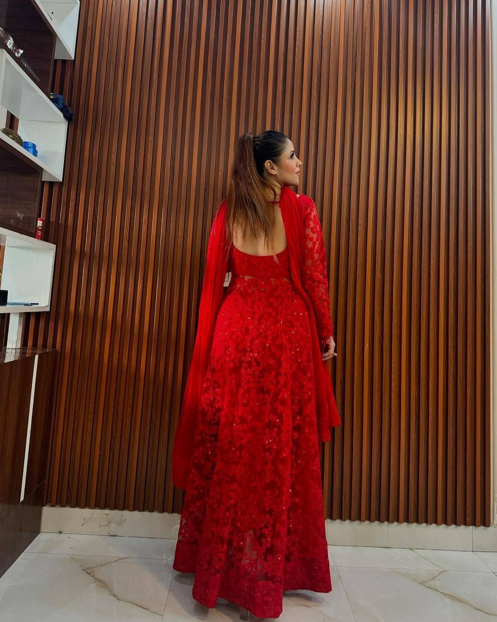 पार्टी वेयर लुक: थ्रेड और सीक्वेंस वर्क से सजा टॉप-पैंट और दुपट्टा