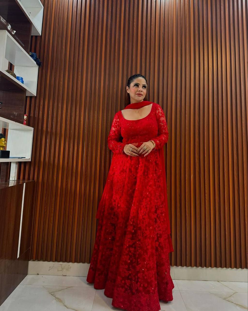 पार्टी वेयर लुक: थ्रेड और सीक्वेंस वर्क से सजा टॉप-पैंट और दुपट्टा