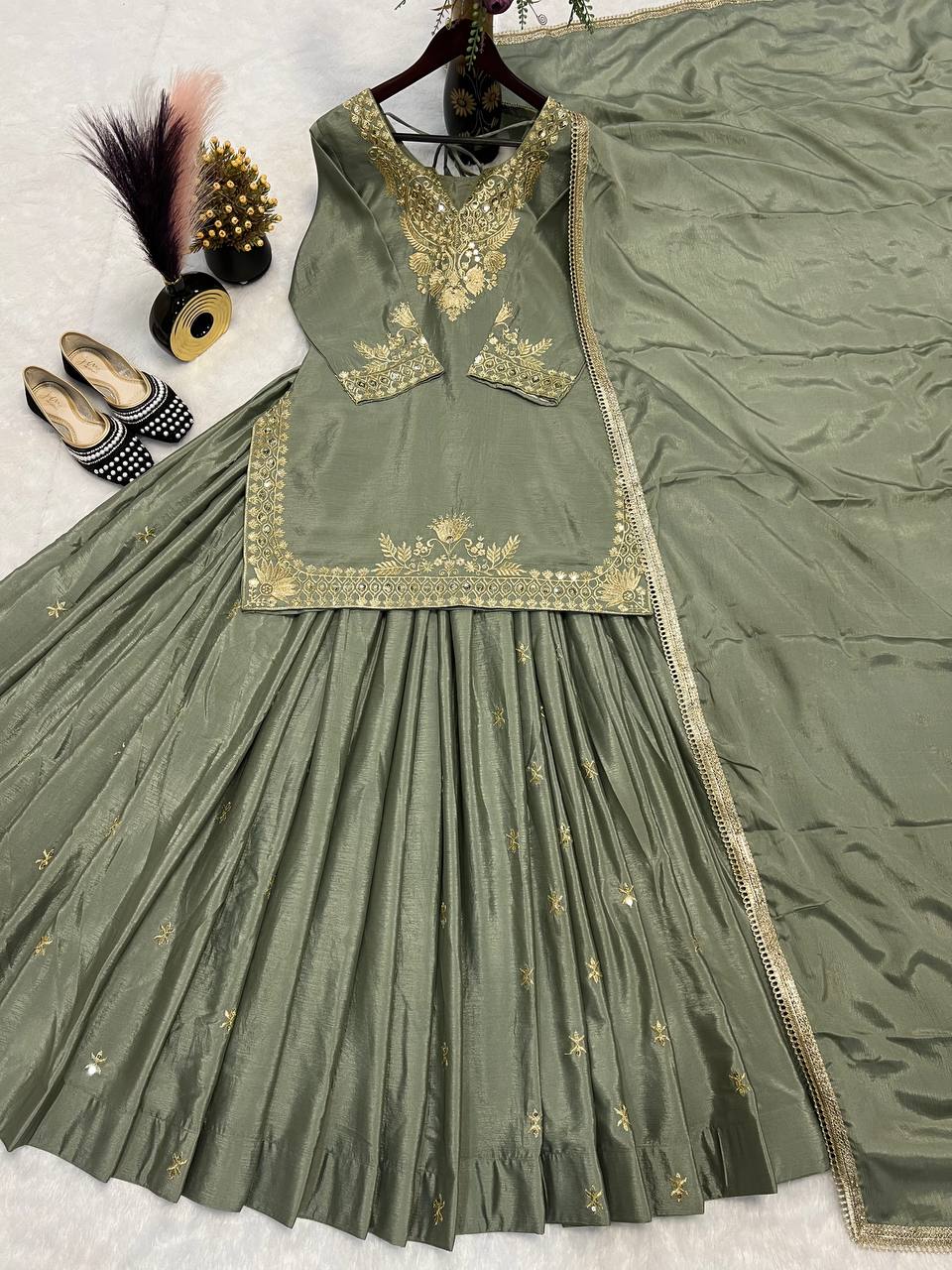 मल्टी नीडल एम्ब्रॉयडरी वर्क वाला पार्टी वेयर सूट सेट