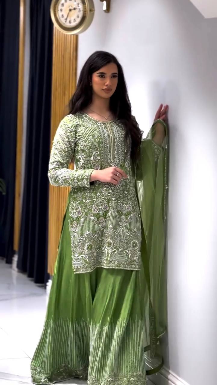 पार्टी वेयर लुक: टॉप, प्लाज़ो और दुपट्टा, हैवी एम्ब्रॉयडरी वर्क के साथ