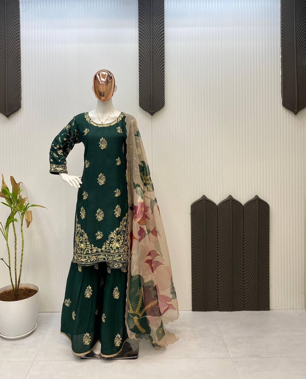 पार्टी वेयर लुक: डिजाइनर टॉप और बॉटम दुपट्टे के साथ