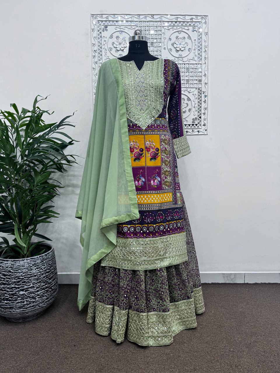 हैवी एम्ब्रॉयडरी सीक्वेंस वर्क वाला पार्टी वेयर सूट सेट