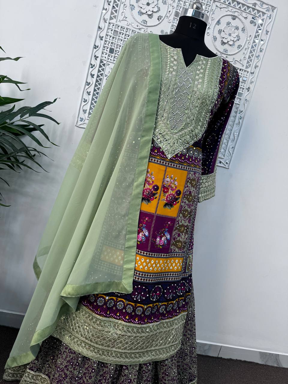 हैवी एम्ब्रॉयडरी सीक्वेंस वर्क वाला पार्टी वेयर सूट सेट