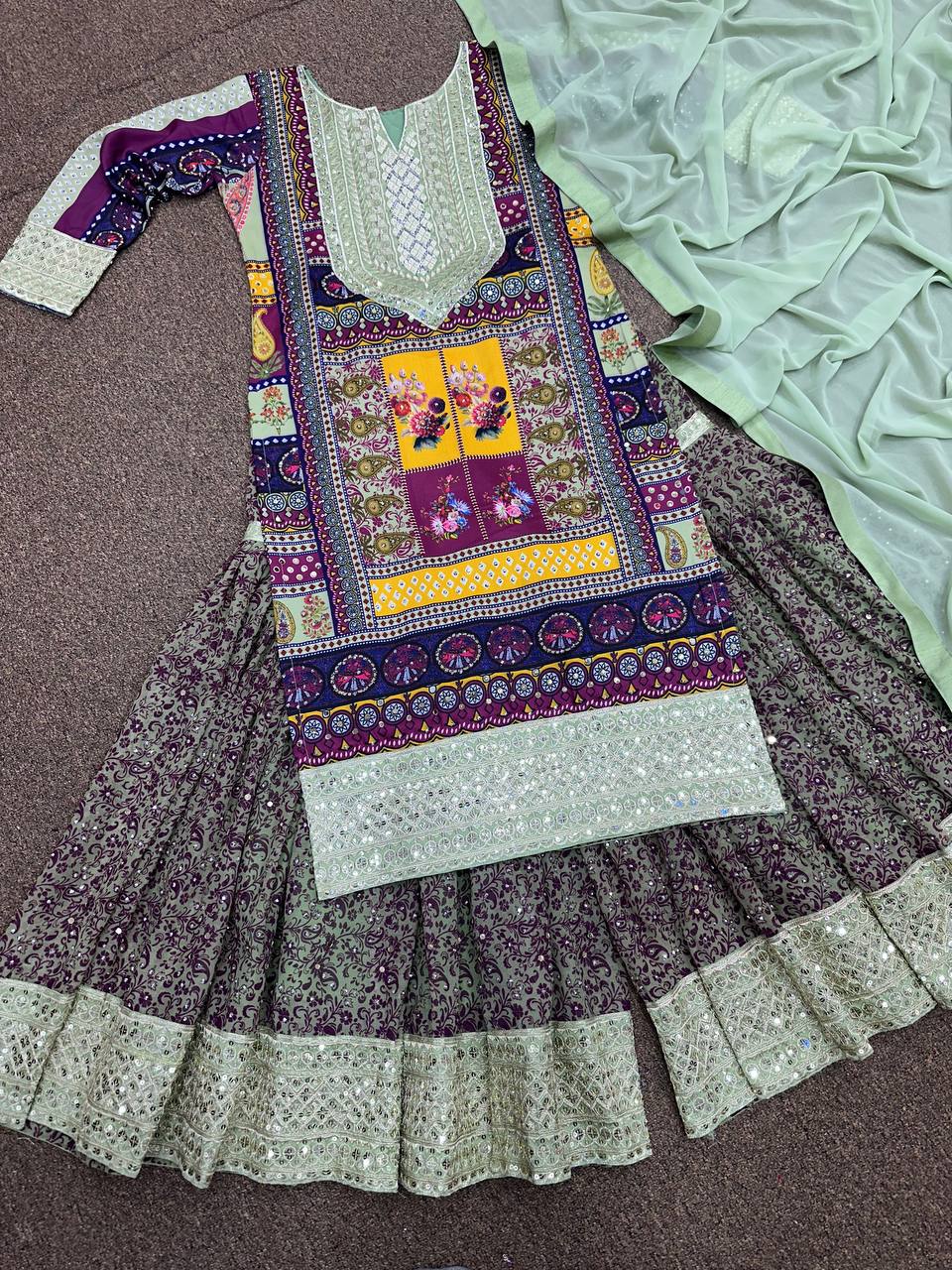 हैवी एम्ब्रॉयडरी सीक्वेंस वर्क वाला पार्टी वेयर सूट सेट