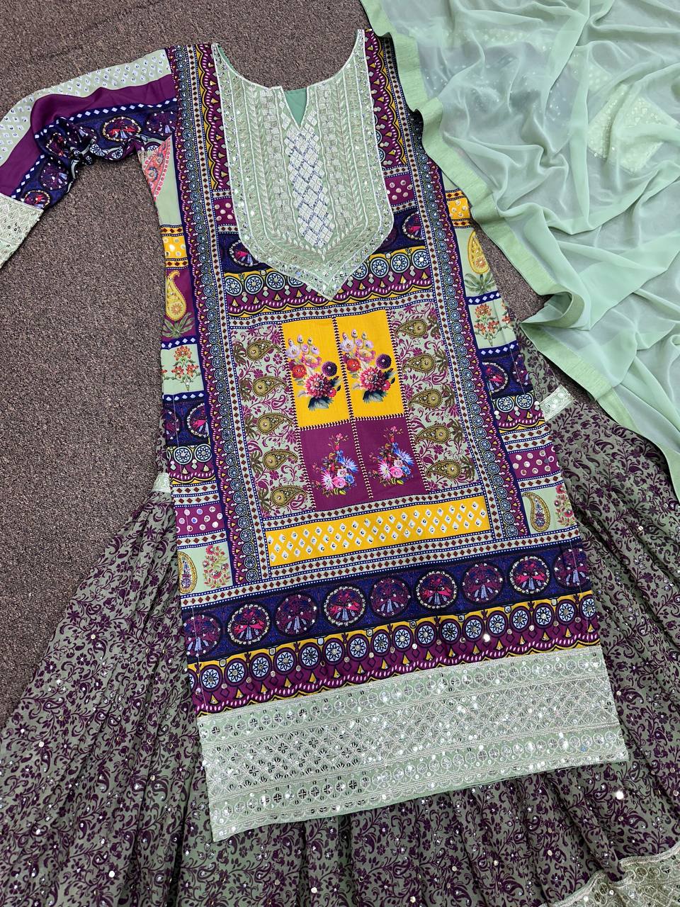 हैवी एम्ब्रॉयडरी सीक्वेंस वर्क वाला पार्टी वेयर सूट सेट