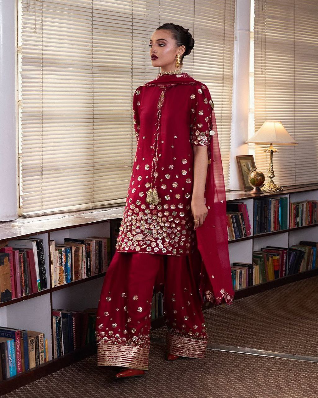 पार्टी वेयर सूट सेट, कढ़ाई और सीक्वेंस वर्क के साथ