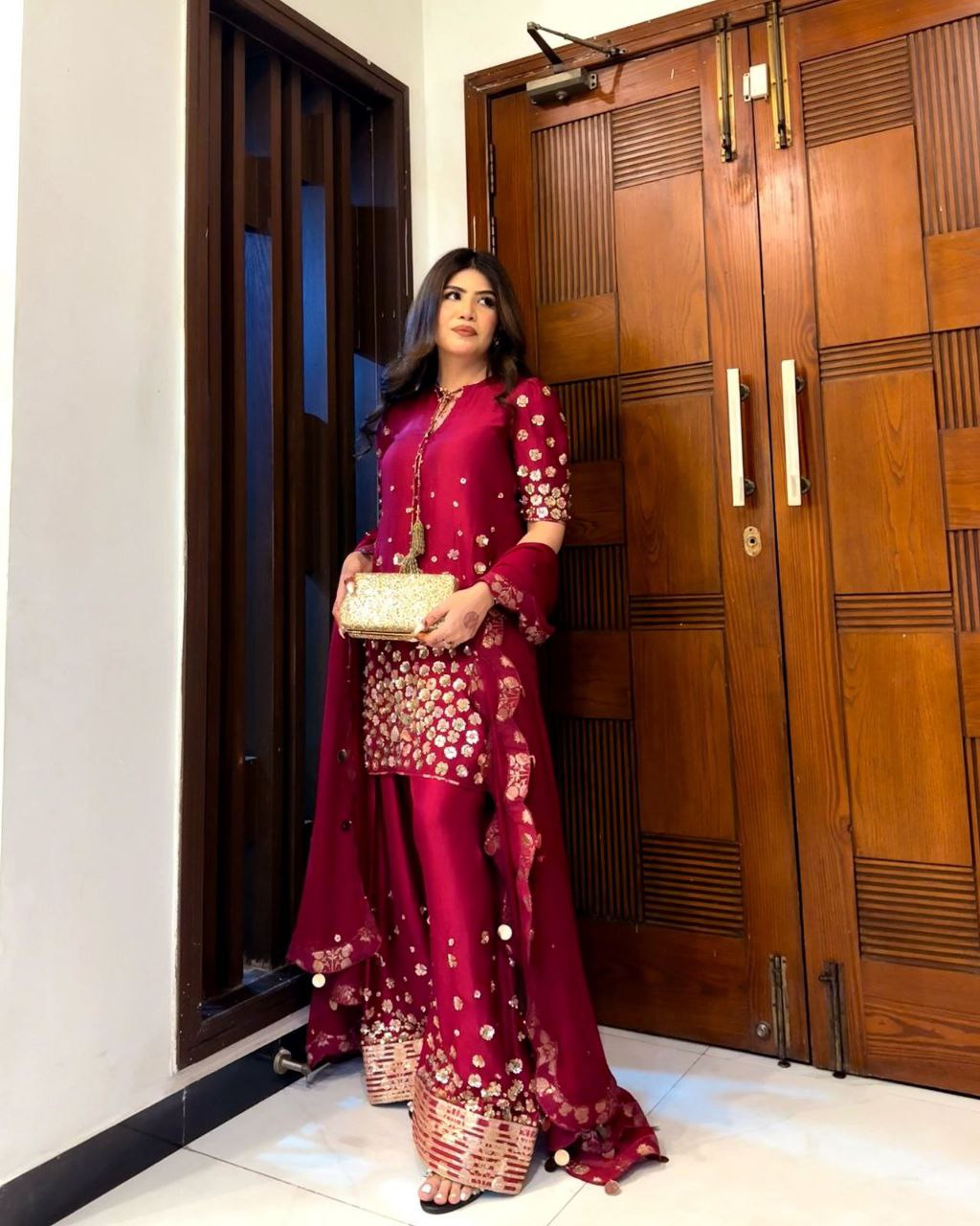 पार्टी वेयर सूट सेट, कढ़ाई और सीक्वेंस वर्क के साथ