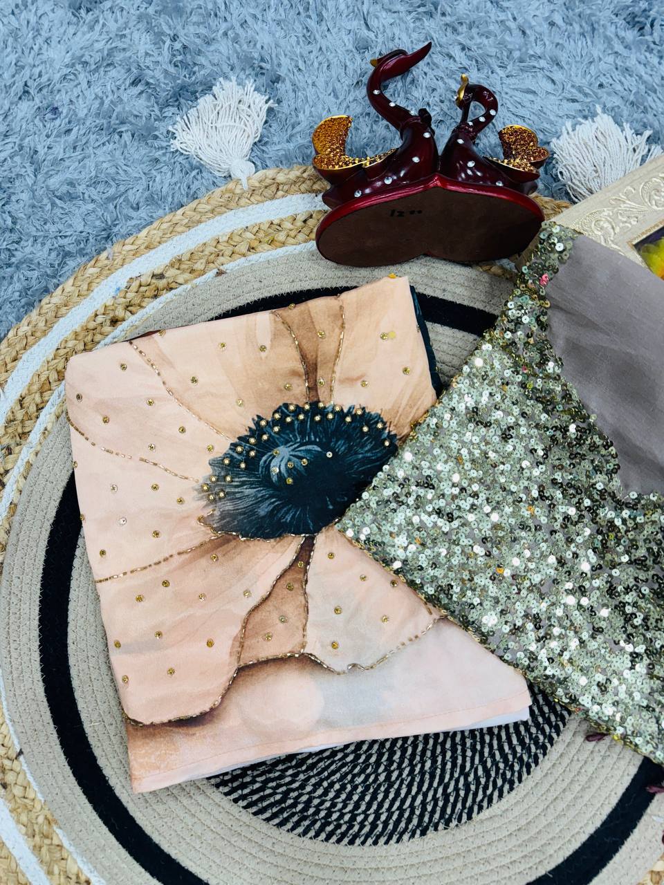 खूबसूरत फ्लोरल प्रिंट और मोती की कढ़ाई वाली पार्टी वेयर साड़ी