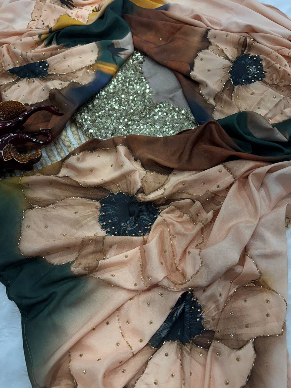 खूबसूरत फ्लोरल प्रिंट और मोती की कढ़ाई वाली पार्टी वेयर साड़ी