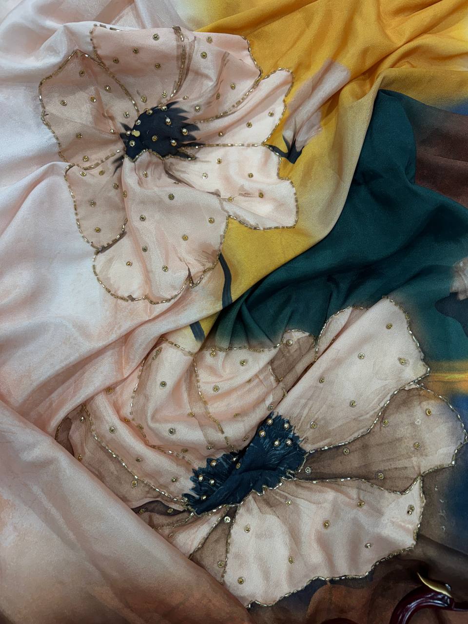 खूबसूरत फ्लोरल प्रिंट और मोती की कढ़ाई वाली पार्टी वेयर साड़ी