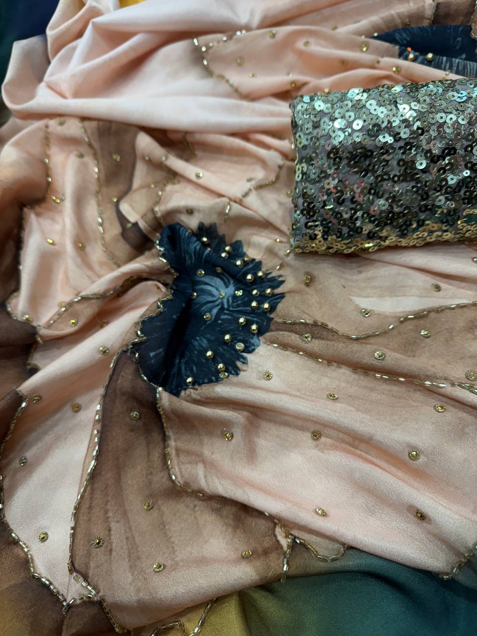 खूबसूरत फ्लोरल प्रिंट और मोती की कढ़ाई वाली पार्टी वेयर साड़ी